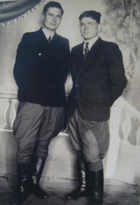 Zleva: Kamarád Eduard, Josef Kovář