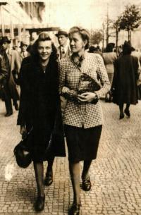 Na Václavském náměstí se sestřenicí, 1941