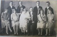 Svatební fotografie rodičů Antonína a Ludmilu Plichtových (vlevo nahoře strýc František Plichta)