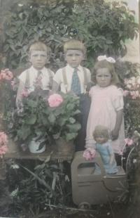 Ludmila s bratry Antonínem a Stanislavem