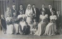 Svatba strýce Jaroslava Kruly (nahoře zleva bratři Stanislav a Antonín, druhá dole Ludmila)