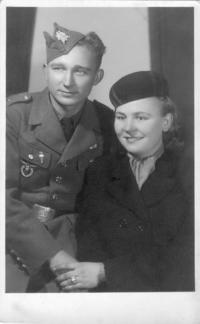 Věra Citterbergva s bratrem Josefem Větrovcem krátce po válce