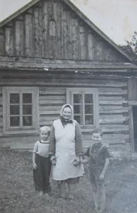 Matka Rozina Vaculová s vnuky u chalupy na samotě Požařisko asi v roce 1956