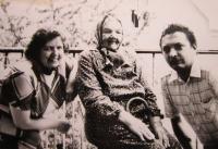 Matka Rozina Vaculová se synovcem a pamětnicí (Jarmilou Rubeyovou)