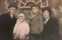 Rodina Přesličků (otec Vincenc, sestra Marie, František a maminka Růžena)