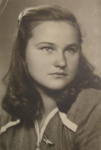 Mladá Vlasta Holcová v době po reemigraci