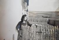 Matka Barbora před rodným domem pamětníka ve Hvozdě