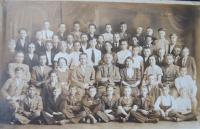 Obecní škola v Cholini, kterou pamětník navštěvoval v dětství