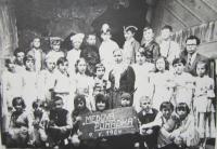 Divadelní soubor se kterým pamětník nacvičil medovou pohádku (Jindřich Tesař vpravo)