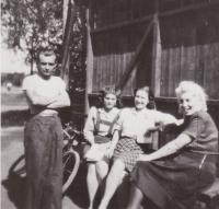 Růžena Homolková s přáteli (uprostřed)