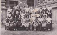 Třídní fotografie (Růžena Homolková- čtvrtá z leva v první řadě)