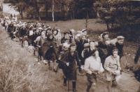 Cesta ze skautského tábora v roce 1940, který byl přerušen nacisty.