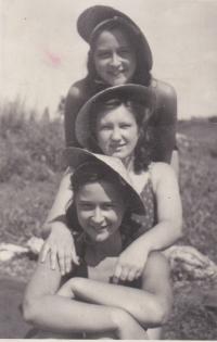 Růžena Homolková se svými židovskými kamarádkami, které zemřely v koncentračním táboře (uprostřed)