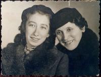 Magdalena Horetzká with her mother in 1941