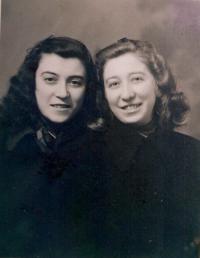 M.H. se sestřenicí Julií