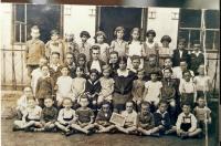 Šurany - židovská škola 1.třída,M.H.sedí na lavici první na pravo od učitelky