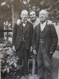 Karlův otec (vlevo) a dědeček s tetou Hansi