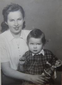 Karlova sestra Ella s dcerkou Věrou r.1941, obě zahynuly v koncentračním táboře