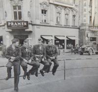 Karel Freund (druhý z prava) na vojně v Karlových Varech 50.léta