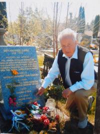 Karel u pamětní desky na suchdolském hřbitově, ukazuje na jméno svého otce r.2010