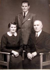 Rodina Jersáková v roce 1941 (otec Dobroslav, matka Alžběta a Karel Jersák)