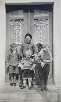 Helmut Schramme s dalšími německými dětmi před domem v Dolní Lipce