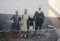 Helmut Schramme v dětství s rodiči  a babičkou Marii Reitrovou
