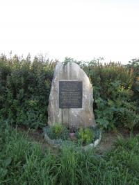 Památník sedmi zavražděných Němců v létě 1945 v Horní Lipce, který pomáhal instalovat Helmut Schramme