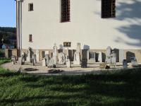 Zbitky Německého hřbitova u kostela v Horní Lipce
