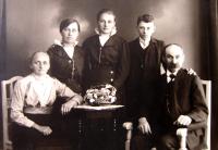 Grandpa and Grandma Johan and Viktoria Hentschel with children (left mother Anna)