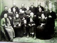 Pradědeček a prababička Josef a Mariana Hentchel s 8 dětmi a jejich rodinami (druhý zprava nahoře dědeček Johan Hentchel)