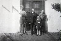Rodina Vogelova před válkou v Červeném Potoku (vlevo Willi Lang, který byl v hospodářství na práci