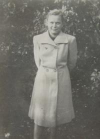 Anna Vašátková (Vogelová) v roce 1948