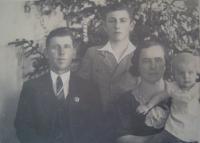 Zleva: Otec Josef, Josef Babák, maminka, sestra