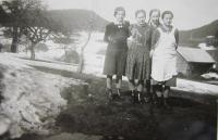 Girls in Nová Ves (Neudorf) where the witness was born
