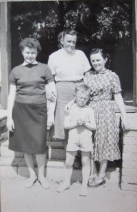 Hidegard Zemanová with son Jiří, sister Anna and her daughter