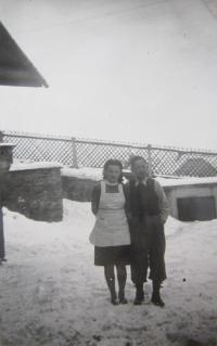 Hildegard Zemanová (Morávková) with a friend when working at the Urbans' farm in Králíky in 1942-001