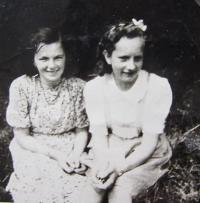 Hildegarda Zemanová (Moravková) s kamarádkou za války