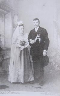 Svatební fotografie rodičů Josefa a Anny