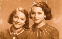 Kamila (vpravo) a Ruth Frischmannovy, cca 1939-1940