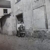 Hugo Drásal s manželkou a dcerou před jejich domem ve Šternberku