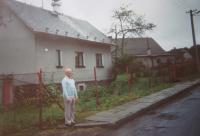 Hugo Drásal v roce 1991 před rodným domem v Dalově