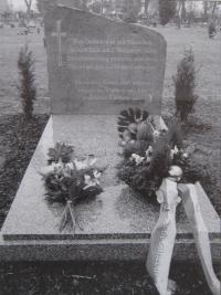 Památník zemřelých Němců v květnu 1945 ve Šternberku (stojí na místním hřbitově)