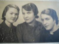 Křivka sisters, Tamara is the first one on the right
