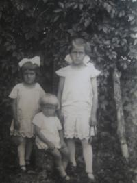 Tamara with her sister and her brother