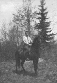 Na hranicích se služebním koněm, skenováno