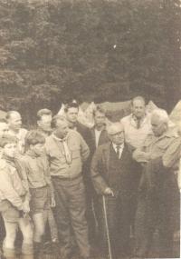 Přemysl Hause (dospělý vlevo s šátkem, náčelník Plajner vpravo bez hůlky, řada vzadu zprava Břicháček, Ali, Řehák)