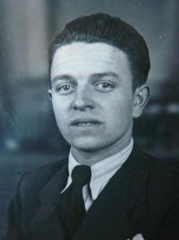 Hlava skupiny Pražská díra Karel Horáček z mladších let