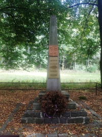 Památník v lese Pekelci mezi Pustou Kamenicí a Čachnovem