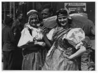 Ida Milotová se sestrou vítají Američany v květnu 1945